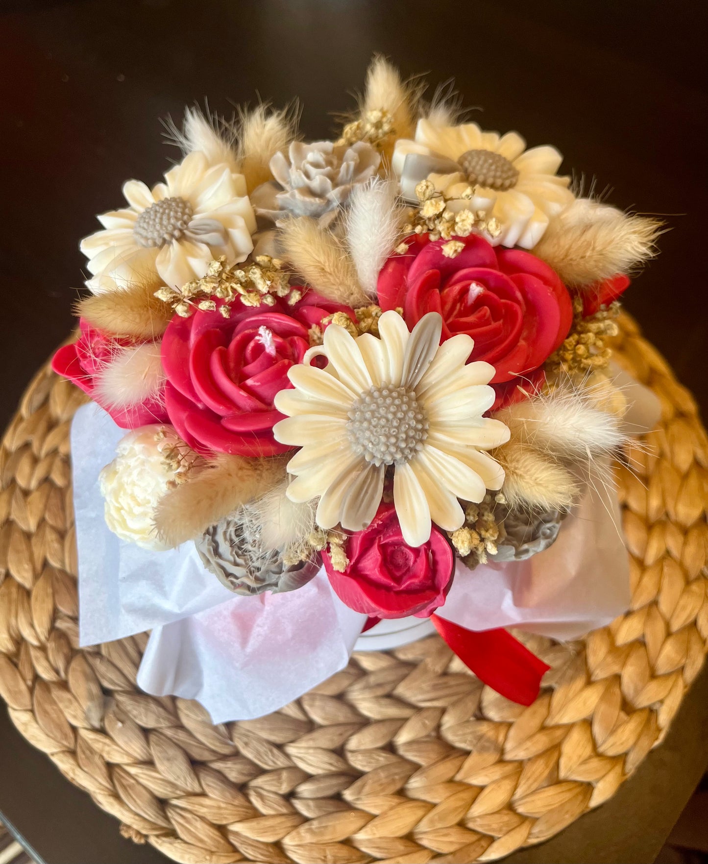 Bouquet parfumé blanc , rouge et taupe