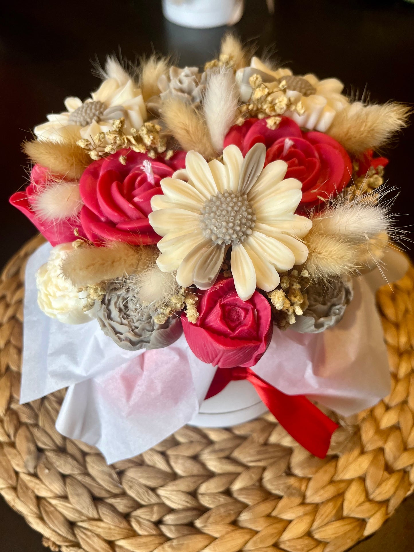 Bouquet parfumé blanc , rouge et taupe